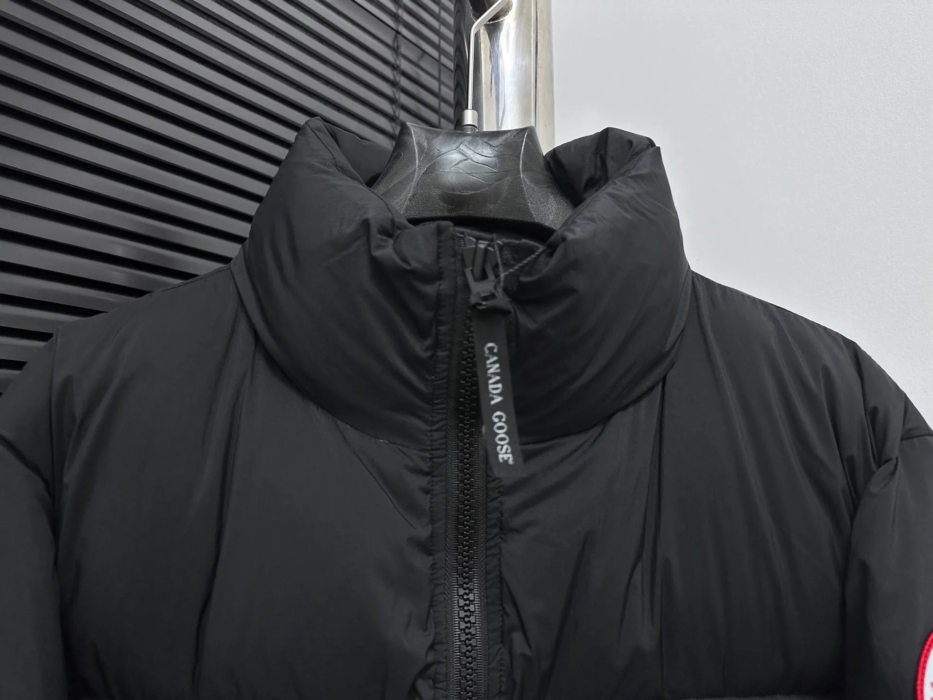 P840 【Canada gooes】Large Goose Sleeve Stand Collar Down Jacket Lawrence down jacket provides basic protection for daily adventures. Delicately soft fabric, this is a water-repellent fabric that is soft to the touch yet durable. Filled with extremely fluffy white duck down. This piece has a quilted body and structured down. Padded collar and reflective double-stripe grip tape. Extended hem and tucked-in inner rib-knit cuffs. Size: XS-2XL